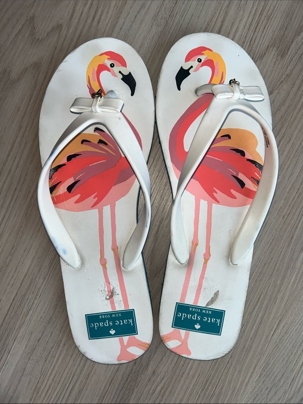 kate spade Flamingo Flip-Flop Sandals 9/10 White Iconic Bow Charm Beach Thong